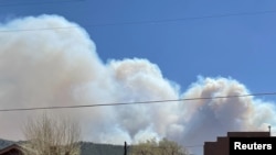 29일 뉴멕시코주 모라 마을에서 산불 연기가 포착됐다. 