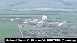Hình ảnh trích từ video cho thấy một đoàn xe quân sự bọc thép của Nga bị tấn công tại một địa điểm được cho là gần Izium, Ukraine. Video được đăng tải trên mạng xã hội bởi Vệ binh Quốc gia Ukraine ngày 30 tháng 4, 2022.