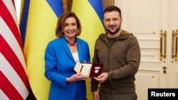 Presidente da Câmara dos Deputados dos EUA, Nancy Pelosi, e Presidente da Ucrânia, Volodymyr Zelenskyy