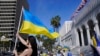 Люди долучаються до мітингу на підтримку України в Лос-Анджелесі, 19 березня 2022 року. (AP/Деміан Доварганец)