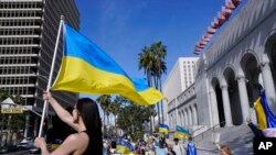 Люди долучаються до мітингу на підтримку України в Лос-Анджелесі, 19 березня 2022 року. (AP/Деміан Доварганец)