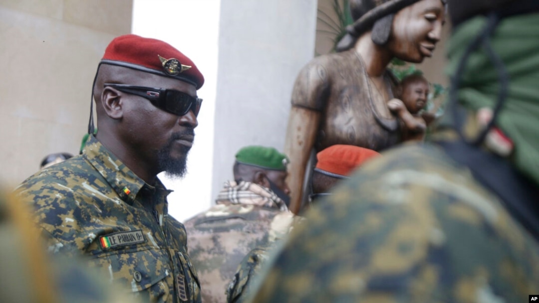 Sawirka Col. Mamady Doumbouya oo afgembi kula wareegay xukunka dalka Guinea