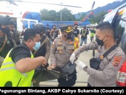 Dua personel TNI/Polri ditembak KKB ketika mengamankan ibadah gereja di Papua, 1/5. (Courtesy/Kapolres Pegunungan Bintang)