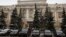 Autos estacionados frente al edificio del Banco Central de Rusia en Moscú, Rusia, el 30 de enero de 2015. (Foto AP/Alexander Zemlianichenko, Archivo)