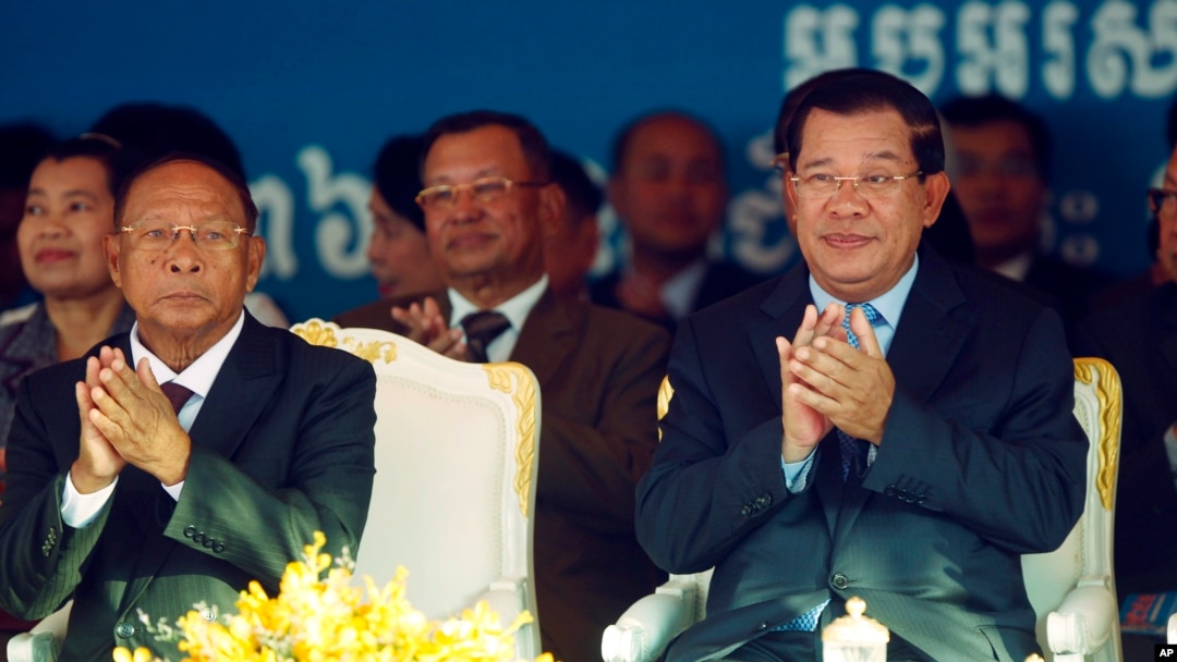 Ketua Partai Rakyat Kamboja (CPP) yang berkuasa, Heng Samrin (kiri) bersama PM Hun Sen dalam acara peringatan tersingkirnya Khmer Merah di Phnom Penh hari Rabu (7/1).