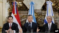 De izquierda a derecha, Horacio Cartes, presidente de Paraguay, Maricio Macri, presidente de Argentina y Tabaré Vázquez, presidente de Uruguay, asistieron a una conferencia de prensa en Buenos Aires, el miércoles, 4 de octubre, de 2017, para anunciar la candidatura conjunta de sus respectivos países para el Mundial 2030.