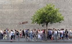 Largas filas de personas acudían se observaban diariamente en los museos del Vaticano.