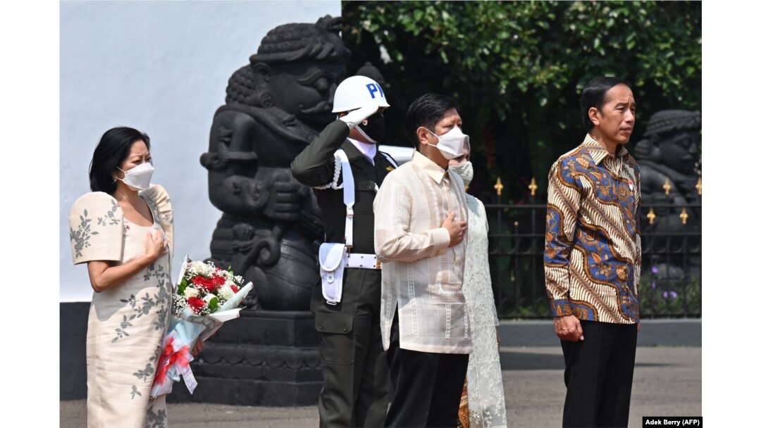 Kunjungan Presiden Filipina Ferdinand Marcos Jr dan Ibu Negara Louise Araneta Marcos menghadiri upacara penyambutan bersama Presiden Joko Widodo dan Ibu Negara Iriana Widodo di Istana Kepresidenan Bogor, Jawa Barat, 5 September 2022. (Foto: AFP/Adek Berry