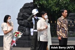 Kunjungan Presiden Filipina Ferdinand Marcos Jr dan Ibu Negara Louise Araneta Marcos menghadiri upacara penyambutan bersama Presiden Joko Widodo dan Ibu Negara Iriana Widodo di Istana Kepresidenan Bogor, Jawa Barat, 5 September 2022. (Foto: AFP/Adek Berry