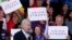 Prezidan Joe Biden pran la pawol nan Henry Maier Festival Park nan Milwaukee, Wisconsin, Lendi 5 Sept. 2022. 