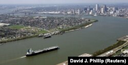 Sebuah kapal menyusuri Sungai Mississippi di New Orleans, 9 September 2005. (Foto: REUTERS/David J. Phillip)