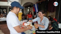 Nicaragüenses acuden a una feria en San José, Costa Rica. Foto Houston Castillo, VOA