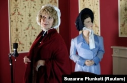 Aktris Angela Barlow bersiap membaca novel Jane Austen "Pride and Prejudice", Inggris selatan, 28 Januari 2013. (Foto: REUTERS/Suzanne Plunkett)