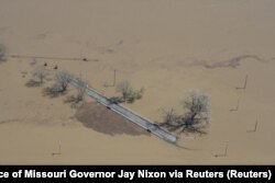 Sebuah jalan terendam banjir di sepanjang Sungai Mississippi di utara Clarksville, Missouri, pada 21 April 2013. (Foto: Kantor Gubernur Missouri Jay Nixon via Reuters)