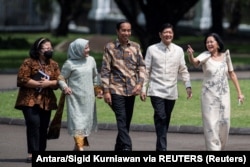 Presiden Filipina Ferdinand "Bongbong" Marcos Jr dan istrinya Louise Araneta-Marcos berbincang dengan Presiden Joko Widodo dan istrinya Iriana Joko Widodo saat bertemu di Istana Kepresidenan Bogor, 5 September 2022. (Foto: Antara/Sigid Kurniawan via REUTE