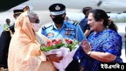 নয়াদিল্লি বিমানবন্দরে প্রধানমন্ত্রী শেখ হাসিনাকে স্বাগত জানাচ্ছেন ভারতের রেল ও বস্ত্র প্রতিমন্ত্রী দর্শনা বিক্রম জারদোশ।