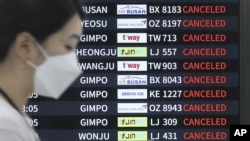 Un cartel electrónico muestra vuelos cancelados ante la llegada del tifón Hinnamnor, en el aeropuerto internacional de Jeju, en la isla de Jeju, Corea del Sur el lunes 5 de septiembre de 2022.. (Byun Ji-chul/Yonhap via AP)