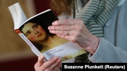 Pakar Jane Austen Hazel Jones membaca dari novel Austen "Pride and Prejudice" selama dua belas jam pembacaan langsung di Jane Austen Center di Bath, Inggris selatan, 28 Januari 2013. (Foto: REUTERS/Suzanne Plunkett)
