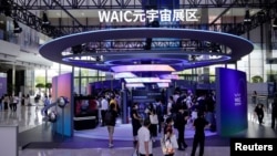 人们在上海参观年度“世界人工智能大会”。（2022年9月1日）