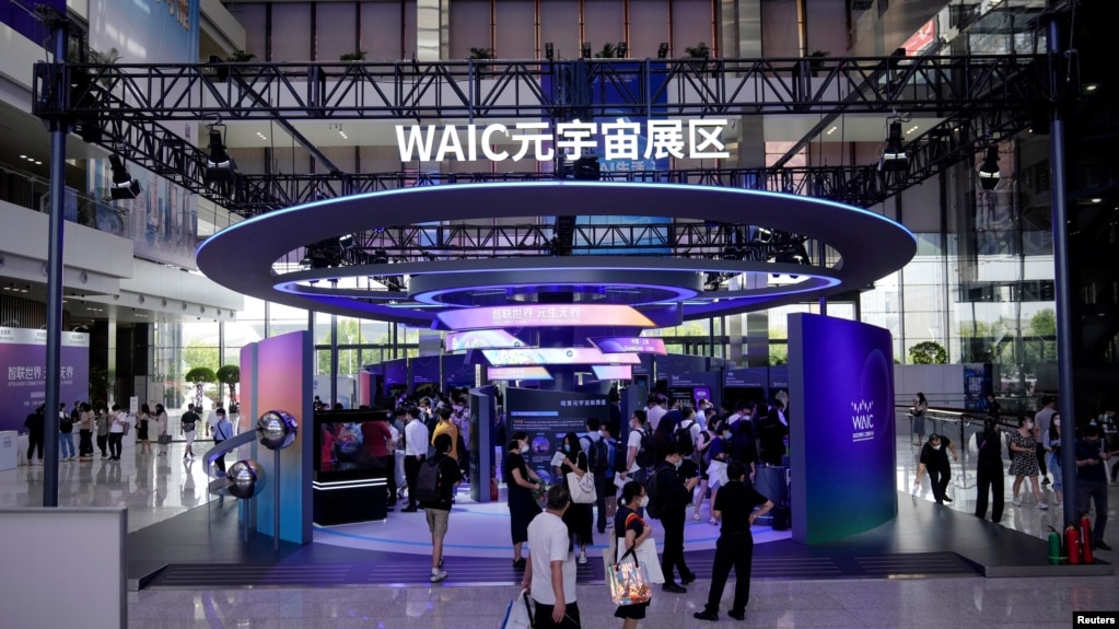 人们在上海参观年度“世界人工智能大会”。（2022年9月1日）(photo:VOA)