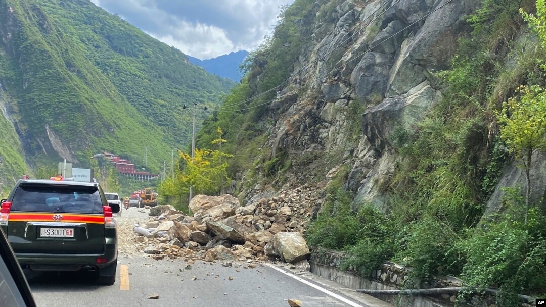 Bebatuan yang berjatuhan terlihat di jalan menuju Kabupaten Luding, pusat gempa di Sichuan, China barat daya, Senin, 5 September 2022, sebagai ilustrasi. Gempa berkekuatan 6,1 SR mengguncang Xinjiang di bagian barat laut China(Foto: Xinhua via AP)