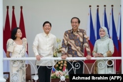 Presiden Filipina Ferdinand Marcos Jr dan Ibu Negara Louise Araneta Marcos bersama Presiden Joko Widodo dan Ibu Negara Iriana Widodo di Istana Kepresidenan Bogor, Jawa Barat, 5 September 2022. (Foto: AFP/Achmad Ibrahim)