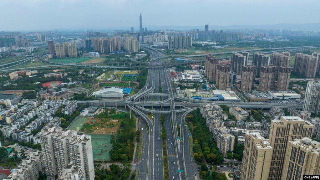 鸟瞰中国四川成都市因疫情封城后空荡荡的街道。（2022年9月1日）(photo:VOA)