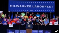 Presiden Joe Biden berbicara pada sebuah acara peringatan Hari Buruh di Henry Maier Festival Park di Milwaukee, Senin, 5 September 2022.(Foto: AP/Morry Gash)