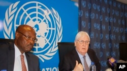 Martin Griffiths, Undersecretary-General for Humanitarian Affairs and Emergency, right, speaks at a news conference in Mogadishu, Somalia, Sept 5, 2022. 