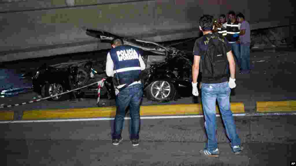 Des équipes de sauveteurs vérifient une voiture dans la ville de&nbsp;Guayaquil, Équateur, 17 avril 2016.