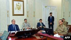 څيړونکي وايي چين د سي پيک په پروژو کار کونکو چينايي وګړو د حفاظت لپاره د پاکستان د  ګامونو نه مطمین نه ښکار او د دې لپاره به پاکستان ته کوټلي ګامونه اخستل وي