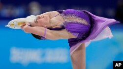 بیجنگ سرمائی اولمپکس میں فگر اسکیٹننگ کرتی ایتھلیٹ