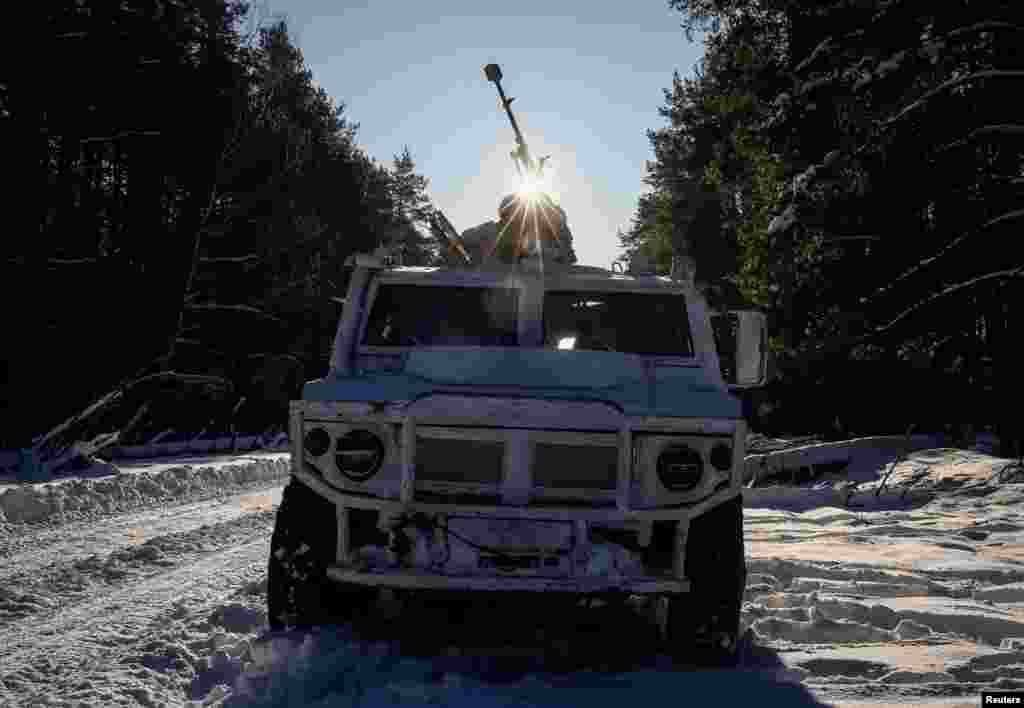 موتر حامل نظامیان اوکراین در سرحد اوکراین و بلاروس