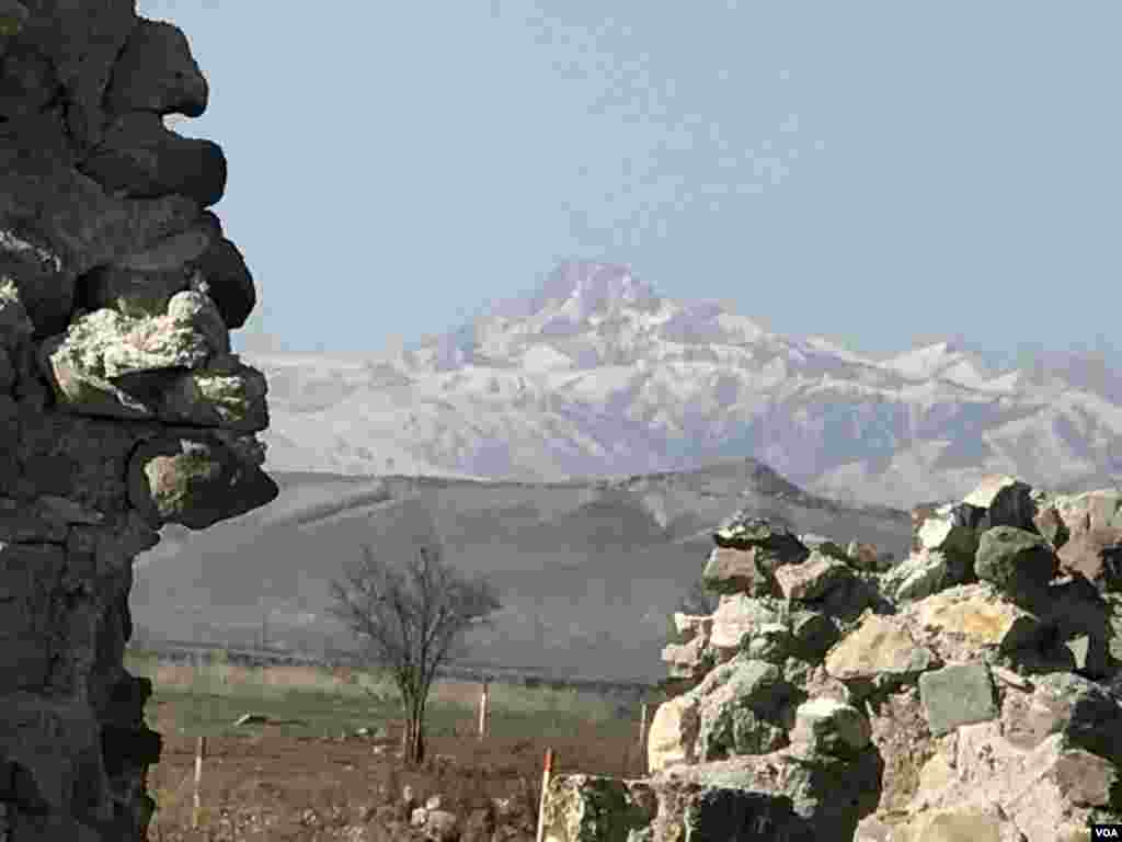 Cocuq Mərcanlı kəndində Böyük Kirs dağının görüntüsü 