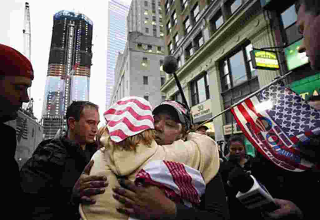 Dionne Layne, frente a la cámara, abraza a María con energía en reacción a la noticia de la muerte de Osama bin Laden,