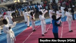 Lors d'un cours de karaté, dans la banlieue de Dakar, à Guédiawaye, le 12 décembre 2019. (VOA/Seydine Aba Gueye)