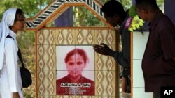 Makam Adelina Sau, di Desa Abi, Warga desa Abi, Oenino, provinsi NTT. Adelina meninggal di Malaysia dalam usia 20 tahun. (Foto: AP/Tatan Syuflana)