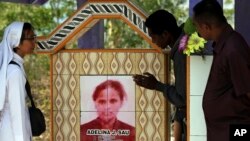 Makam Adelina Sau, di Desa Abi, Warga desa Abi, Oenino, provinsi NTT. Adelina meninggal di Malaysia dalam usia 20 tahun. 