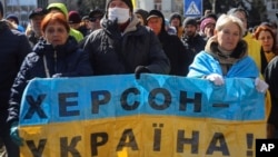 Stanovnici Hersona, koji je okupirala Rusija, drže transparent "Herson je Ukrajina", mart 2022.