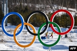 Para atlet berlatih di Zhangjiakou, 1 Februari 2022, menjelang Olimpiade Musim Dingin Beijing 2022. (Foto oleh Jewel SAMD/AFP)