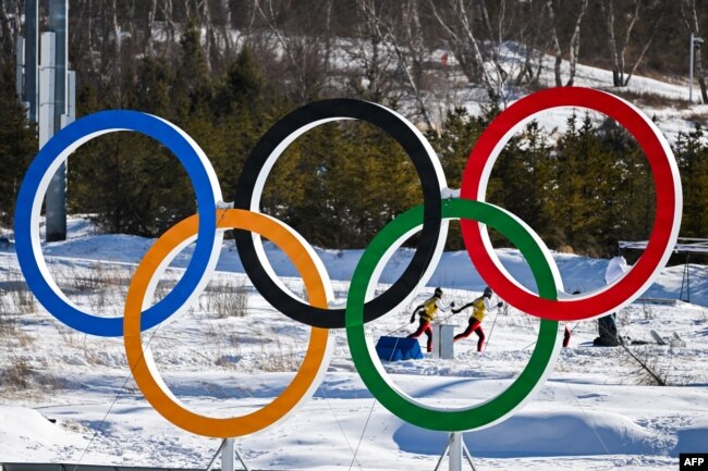 Para atlet berlatih di Zhangjiakou, 1 Februari 2022, menjelang Olimpiade Musim Dingin Beijing 2022. (Foto oleh Jewel SAMD/AFP)