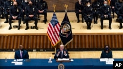 조 바이든(앞 가운데) 미국 대통령이 3일 뉴욕시경찰국(NYPD) 본부에서 총기 폭력 등 현안에 관해 연설하고 있다. 왼쪽은 에릭 애덤스 뉴욕 시장, 오른쪽은 캐시 호컬 뉴욕 주지사.