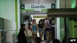 Para kerabat dari orang-orang yang keracunan setelah mengkonsumsi kokaina yang diduga telah dicampur dengan zat beracun, tampak hadir di Rumah Sakit San Bernardino, Buenos Aires, Argentina, pada 2 Februari 2022. (Foto: AFP/Emiliano Lasalvia)