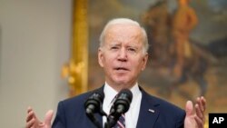 El presidente Joe Biden habla sobre una redada antiterrorista llevada a cabo por las fuerzas especiales estadounidenses que mataron al principal líder del Estado Islámico, Abu Ibrahim al-Hashimi al-Qurayshi, en el noroeste de Siria, el jueves 3 de febrero de 2022, en la Sala Roosevelt de la Casa Blanca en Washington. . (Foto AP/Patrick Semansky)