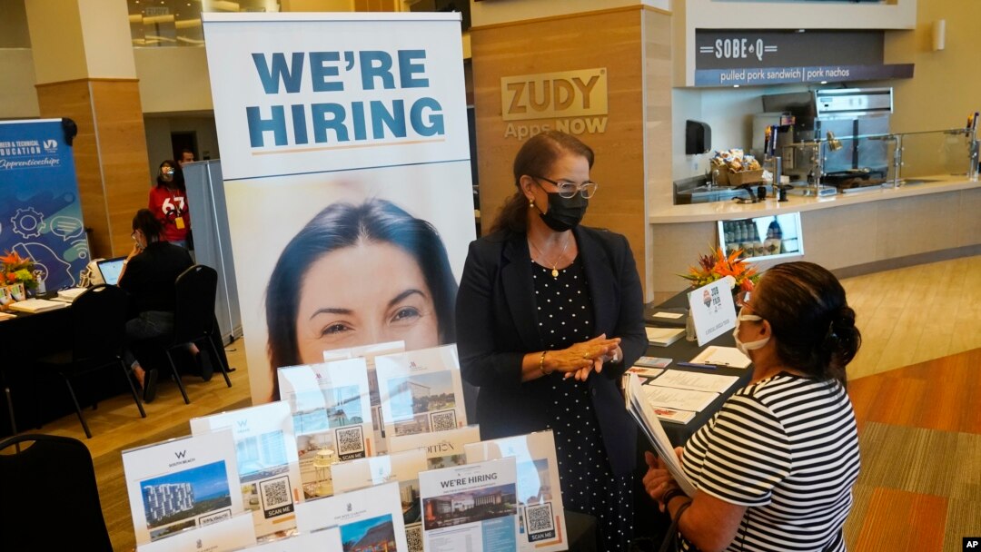 Perekrut sumber daya manusia Marriott Mariela Cuevas, kiri, berbicara dengan Lisbet Oliveros, selama pameran pekerjaan di Hard Rock Stadium, Jumat, 3 September 2021, di Miami Gardens, Florida. (Foto: AP)