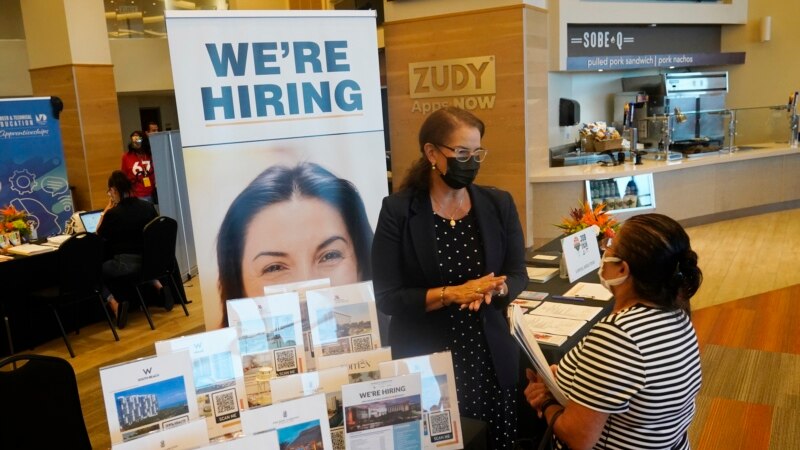 US Jobless Benefit Claims Edge Down