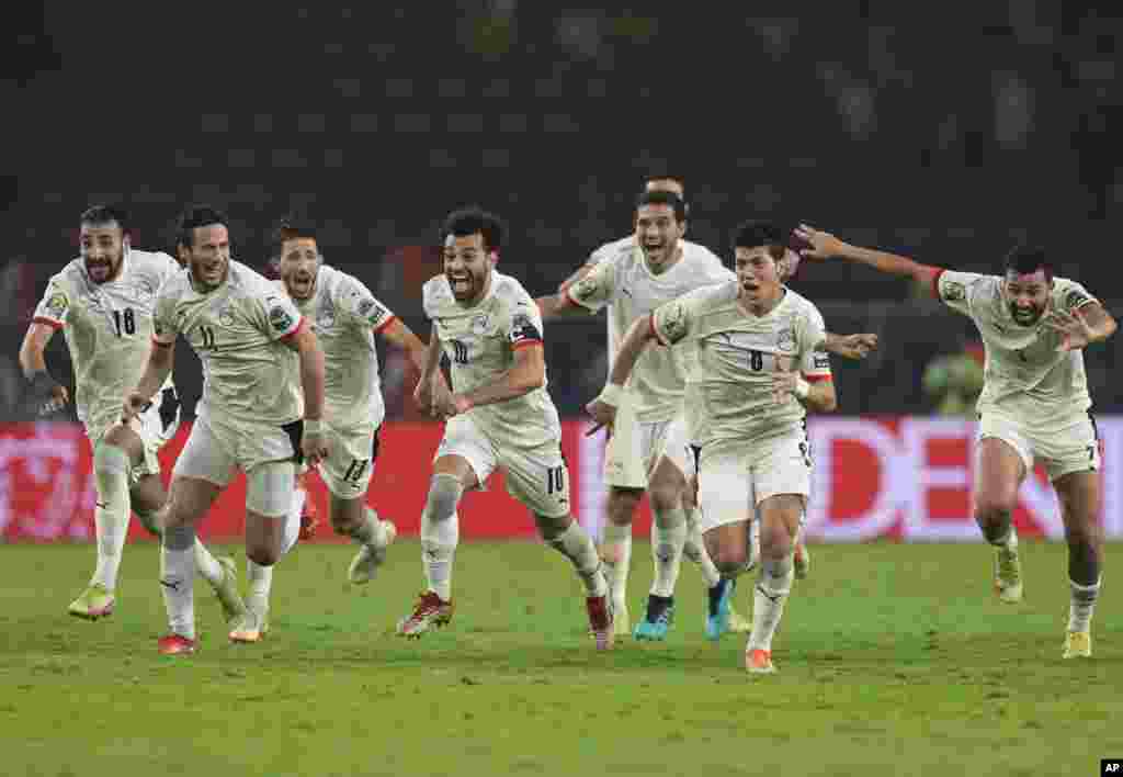 Egypt&#39;s team celebrates after winning the game against Cameroon, Feb. 2, 2022.