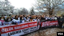 4 Şubat 2022 - Greve gitme hazırlığındaki sağlık çalışanları özlük haklarının iyileştirmesi çağrısıyla TBMM önünde 'Beyaz Nöbet' eyleminde toplandı.