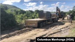 ARCHIVES - Des machines minières lourdes sur la route dans le district de Mutoko au Zimbabwe, le 1er février 2022.