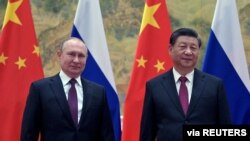 블라디미르 푸틴(왼쪽) 러시아 대통령과 시진핑 중국 국가주석이 4일 베이징 회담에 앞서 기념촬영하고 있다. 
